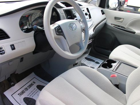 Used 2014 Toyota Sienna LE FWD image 10