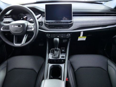 Used 2024 Jeep Compass Latitude image 6