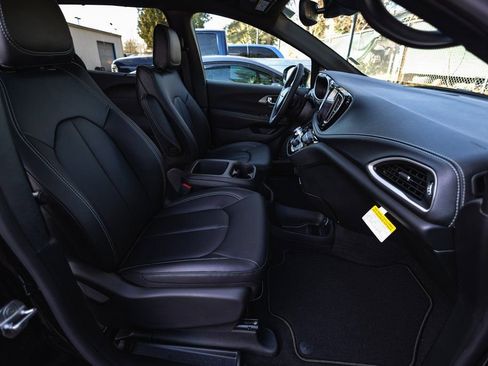 New 2026 Chrysler Pacifica Select image 27