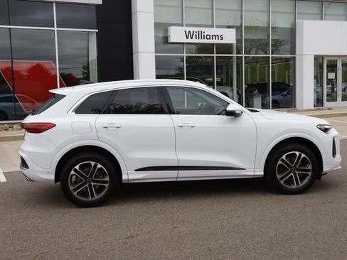 Used 2025 Audi Q5 Premium w/ Convenience Package AWD/4WD image 2