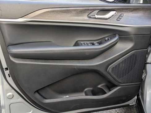 New 2025 Jeep Grand Cherokee Limited w/ Black Appearance Package image 10