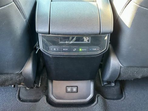 Used 2020 Toyota Highlander XLE image 19