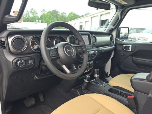 Used 2023 Jeep Gladiator Sport AWD/4WD image 21