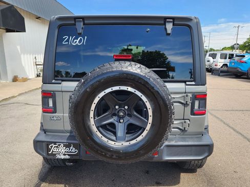Used 2019 Jeep Wrangler Unlimited Sahara AWD/4WD image 6