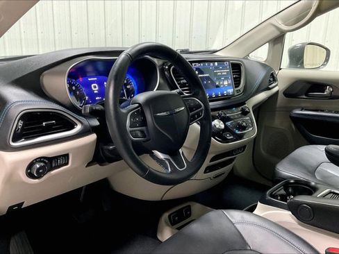 Used 2021 Chrysler Pacifica Touring-L w/ Uconnect Theater Family Group FWD image 14