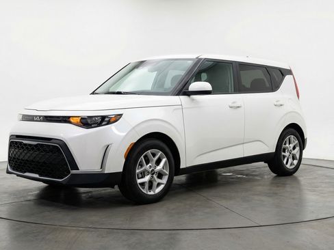 Used 2025 Kia Soul LX w/ LX Technology Package image 3