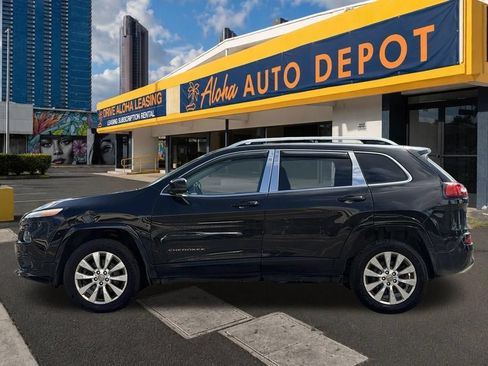 Used 2017 Jeep Cherokee Overland w/ Technology Group AWD/4WD image 2