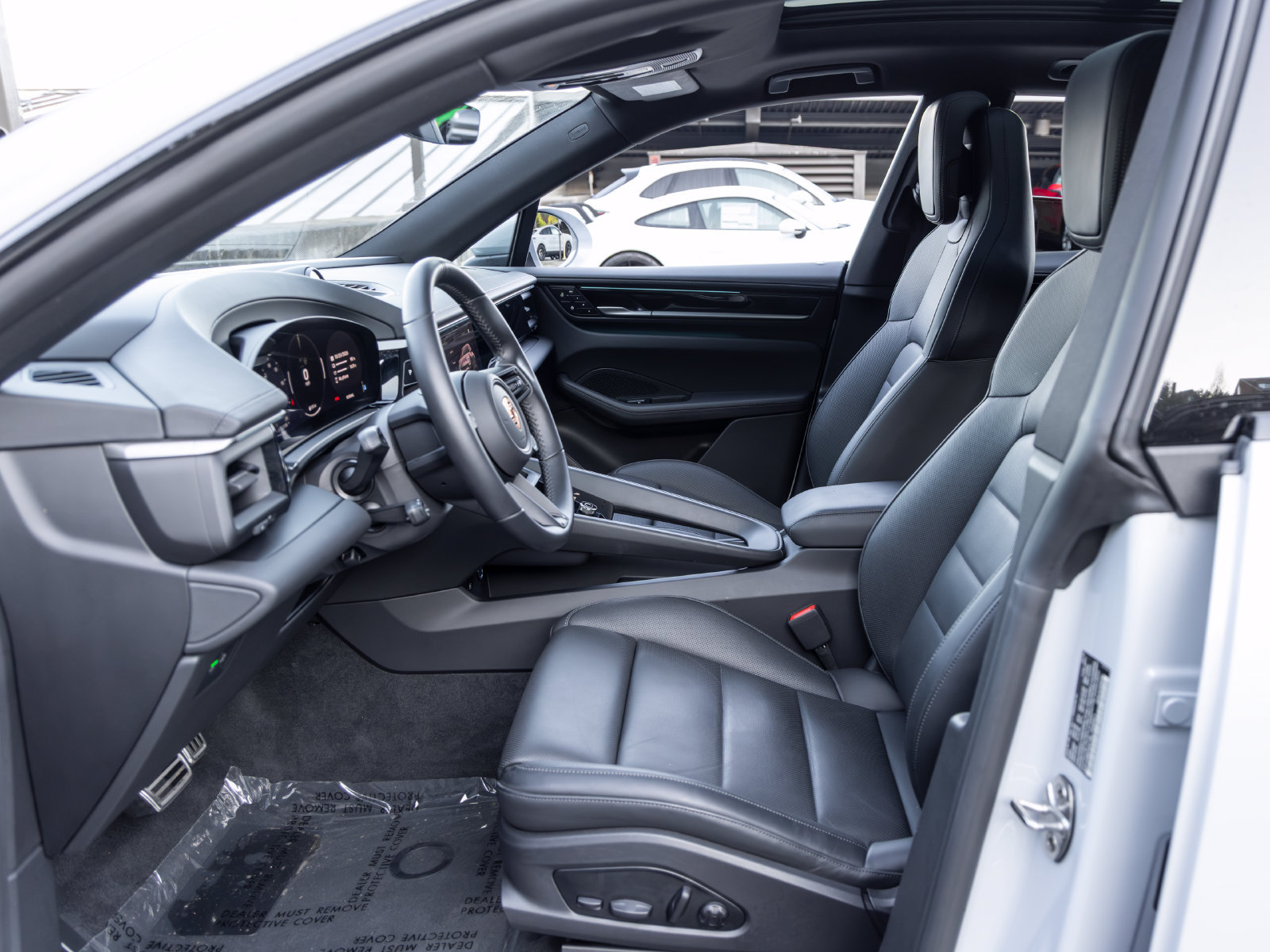 Certified 2025 Porsche Macan 4S Electric AWD/4WD image 28