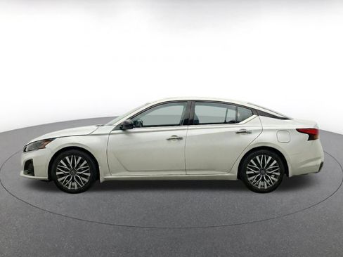 Used 2025 Nissan Altima 2.5 SV FWD image 5