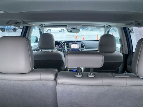 Used 2018 Toyota Highlander XLE image 11