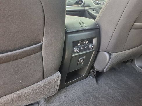Used 2023 Chevrolet Traverse LT FWD image 23