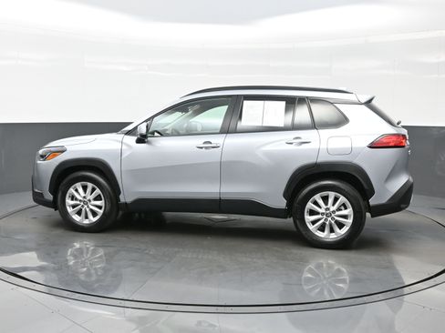 Used 2024 Toyota Corolla Cross LE image 3