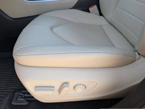 Used 2025 Toyota Highlander XLE AWD/4WD image 15