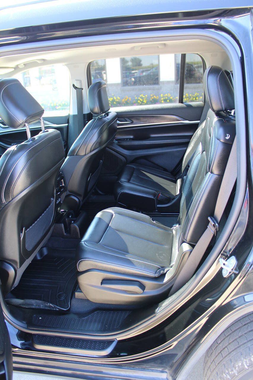 Used 2023 Jeep Grand Cherokee L Limited AWD/4WD image 9