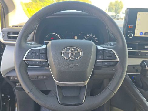 Used 2025 Toyota Sienna XLE image 24