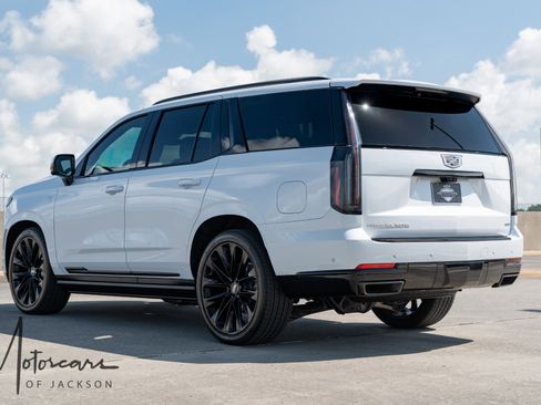 Used 2026 Cadillac Escalade Platinum Sport w/ LPO, ONYX Package AWD/4WD image 9