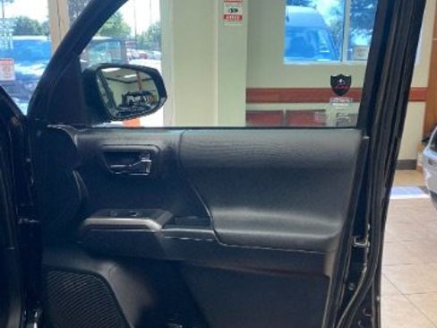 Used 2019 Toyota Tacoma TRD Sport image 16