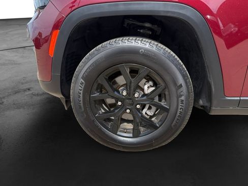 Used 2025 Jeep Grand Cherokee Altitude AWD/4WD image 9