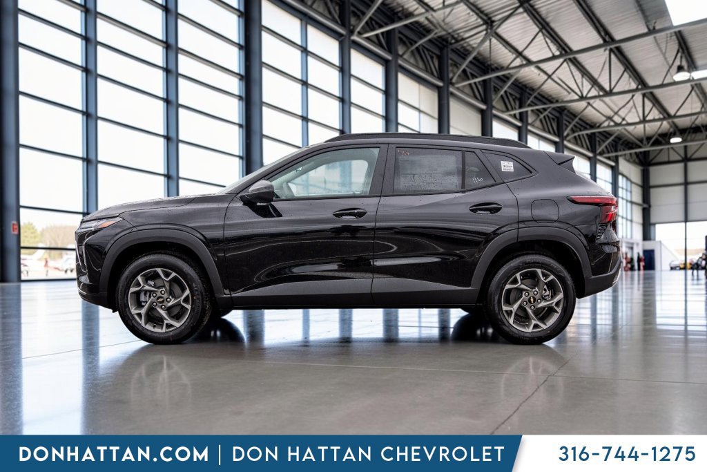 New 2026 Chevrolet Trax LT w/ LT Convenience Package FWD image 2