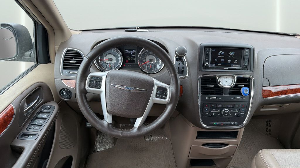 Used 2015 Chrysler Town & Country Touring-L w/ Driver Convenience Group FWD image 16