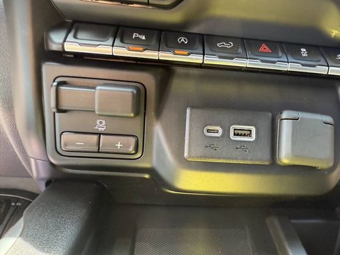 Used 2019 GMC Sierra 1500 AT4 w/ AT4 Preferred Package AWD/4WD image 19