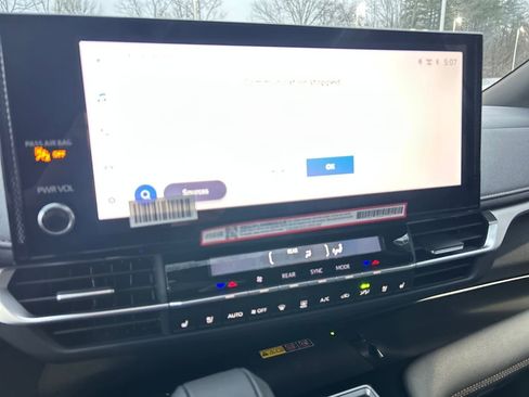 Used 2025 Toyota Sienna Platinum image 13