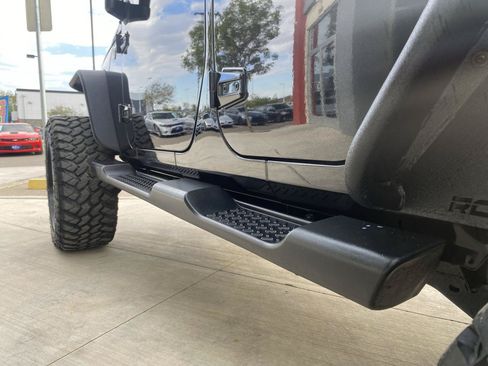 Used 2017 Jeep Wrangler Unlimited Sahara w/ Connectivity Group AWD/4WD image 20