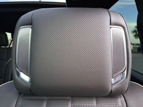 Used 2025 Cadillac Escalade ESV V image 17