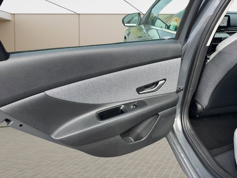 Certified 2025 Hyundai Elantra Limited FWD image 18