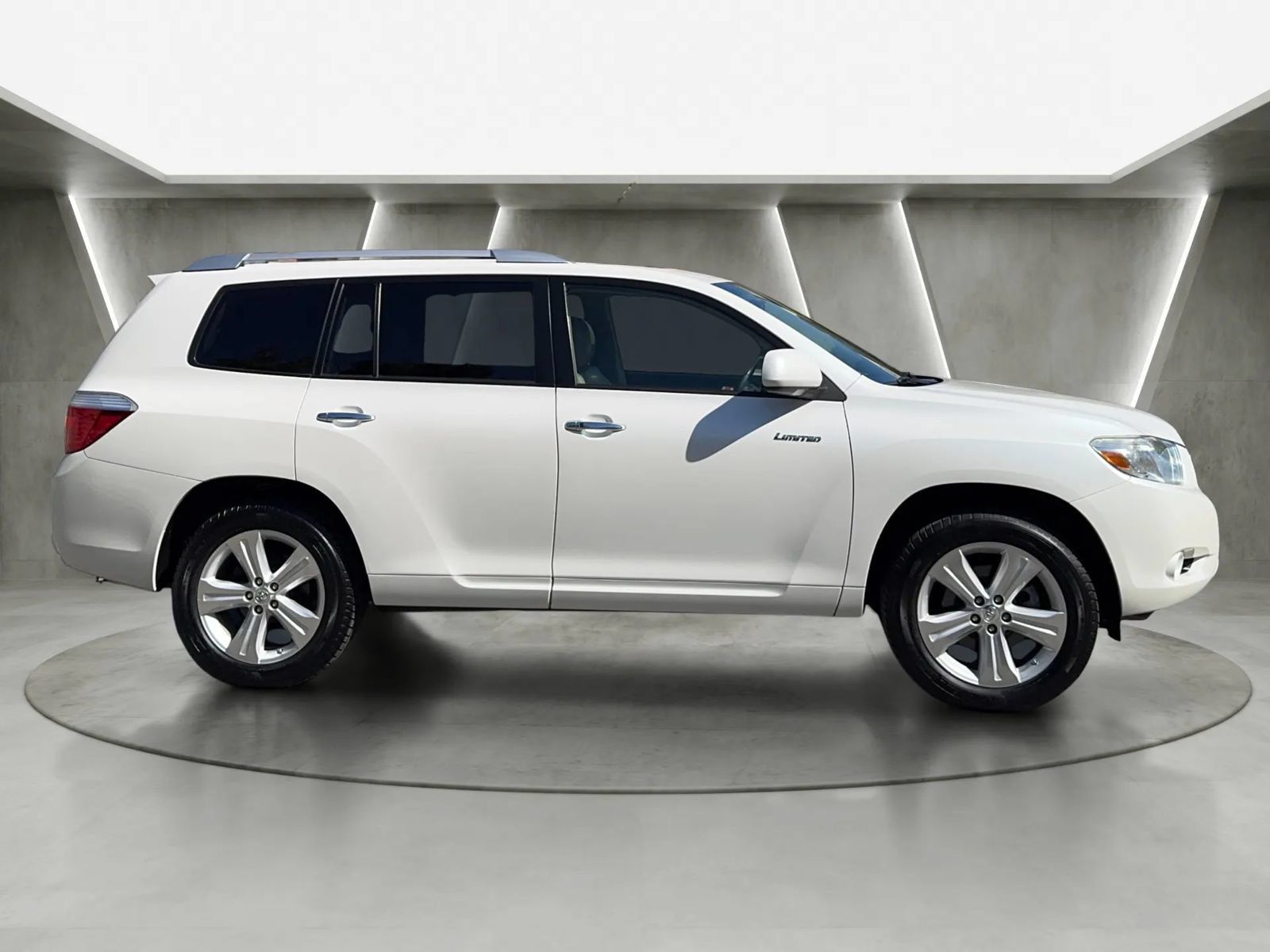 Used 2010 Toyota Highlander Limited w/ Extra Value Pkg 8 FWD image 3