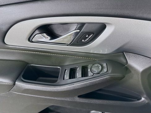 Used 2021 Chevrolet Traverse LT image 22