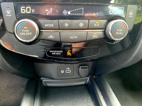 Used 2018 Nissan Rogue SV w/ Sun & Sound Touring Package image 16