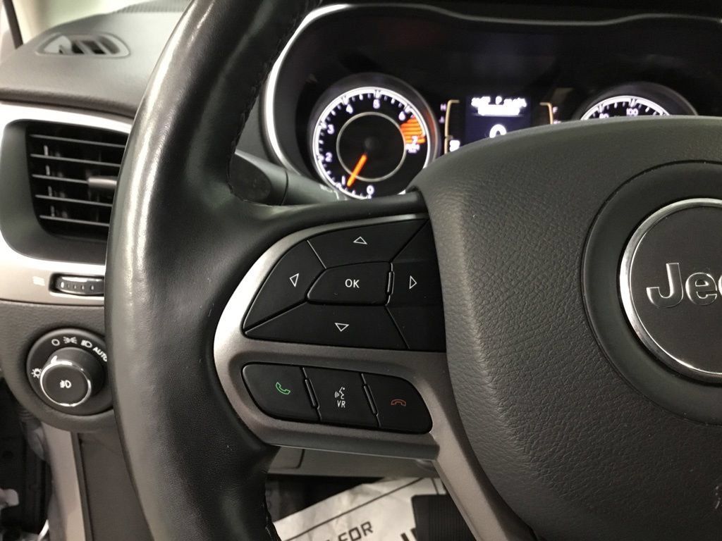 Used 2019 Jeep Cherokee Latitude Plus w/ Cold Weather Group AWD/4WD image 14