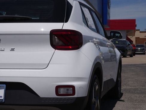 Used 2025 Hyundai Venue SEL FWD image 19
