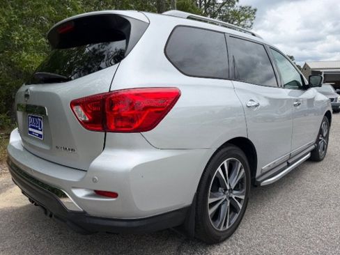 Used 2019 Nissan Pathfinder Platinum FWD image 3