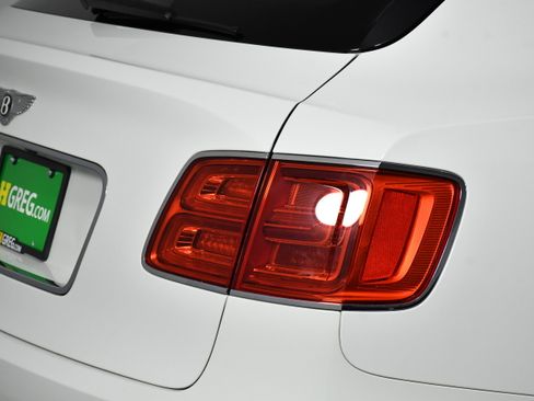 Used 2017 Bentley Bentayga image 32