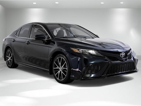 Used 2021 Toyota Camry SE image 5