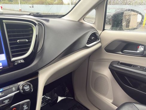 Used 2024 Chrysler Pacifica Touring-L image 10