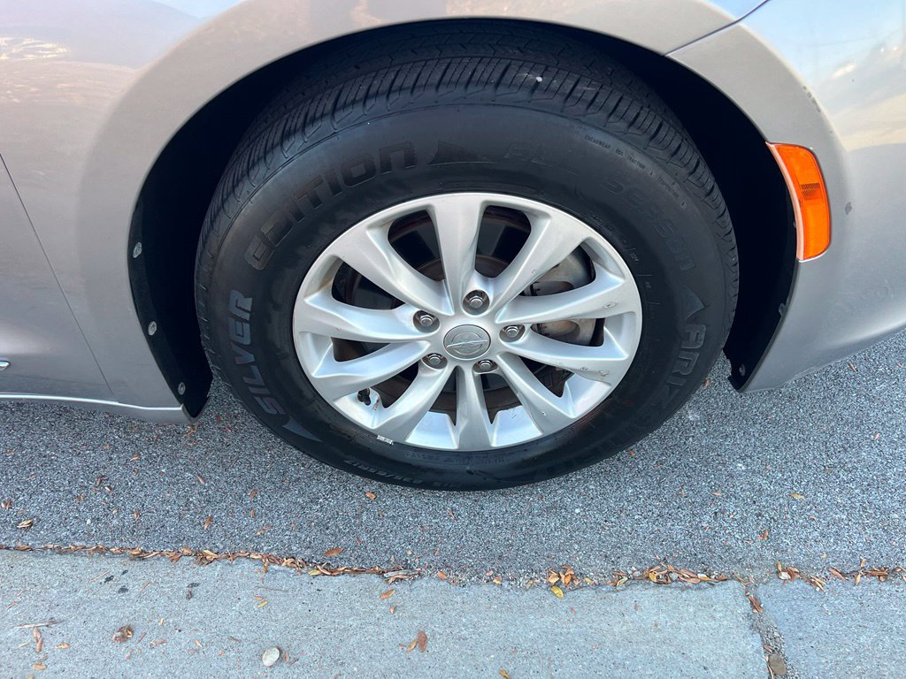 Used 2017 Chrysler Pacifica Touring-L FWD image 11