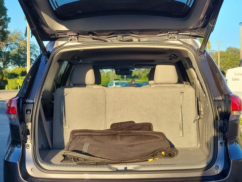 Used 2017 Toyota Highlander XLE image 8