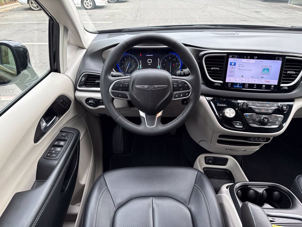 Used 2024 Chrysler Pacifica Touring-L FWD image 32