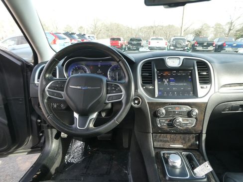 Used 2019 Chrysler 300 Limited image 15