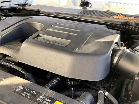 Used 2023 Land Rover Defender 130 SE image 31