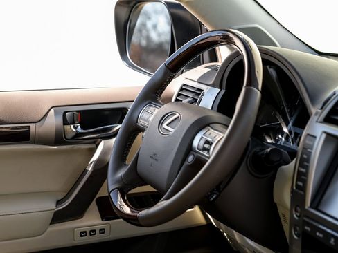 Used 2015 Lexus GX 460 w/ Premium Package image 13