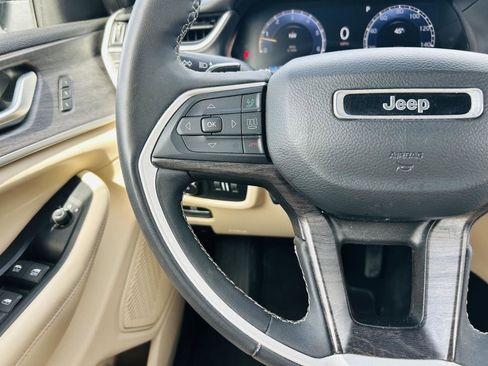 Used 2023 Jeep Grand Cherokee Limited w/ Luxury Tech Group II image 19