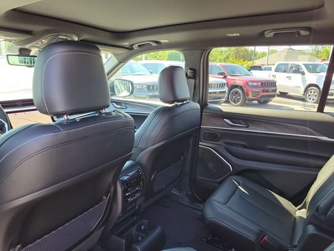 New 2026 Jeep Grand Cherokee L Limited w/ Luxury Tech Group II AWD/4WD image 25