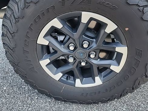 Used 2024 Jeep Wrangler Unlimited Rubicon 4xe AWD/4WD image 5