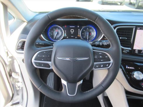 Used 2024 Chrysler Pacifica Limited image 17