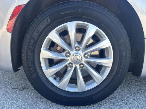 Used 2019 Chrysler Pacifica Touring-L image 40