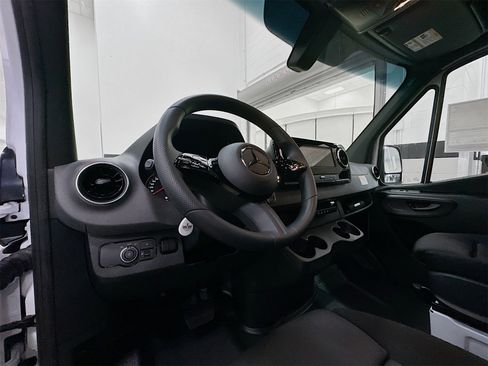 Used 2025 Mercedes-Benz Sprinter 2500 image 16